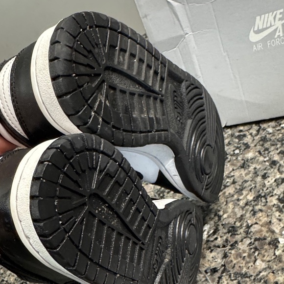 Nike Air Force 1 LE Black and White Sneakers EUC 4.5 Y - Picture 10 of 11